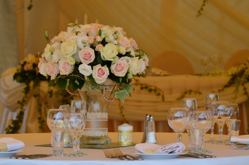 Флористика в украшении свадебного стола. ключевые составляющие в оформлении свадьбы цветами. живые цветы или искусственные