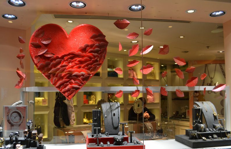 Как украсить День Влюбленных: 5 простых идей для кафе и магазинов