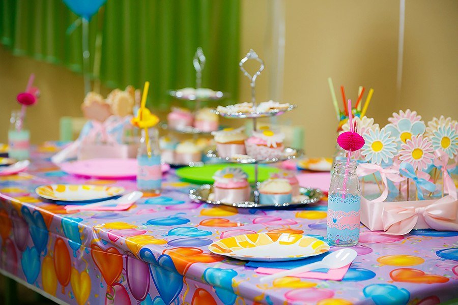 Как украсить стол на день рождения ребенка, чтобы маленькие гости остались в восторге