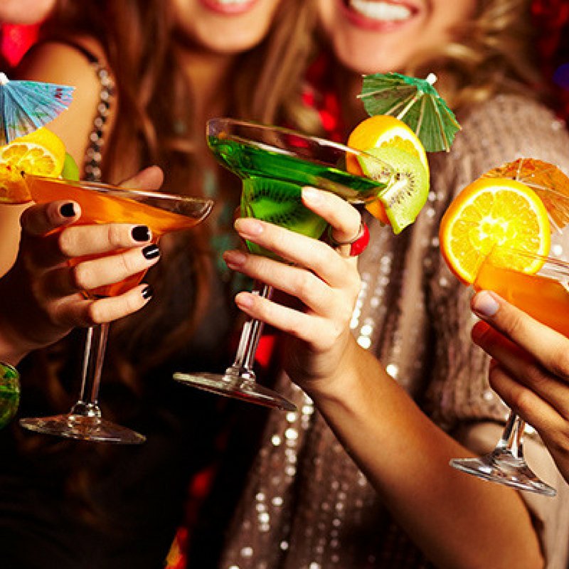 Топ-10 освежающих коктейлей для вашей летней вечеринки