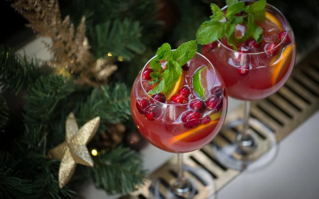 Как приготовить оригинальные и вкусные безалкогольные коктейли на праздничный новогодний стол: рецепты с инструкцией, фото и видео. как красиво украсить безалкогольные коктейли | inwomen