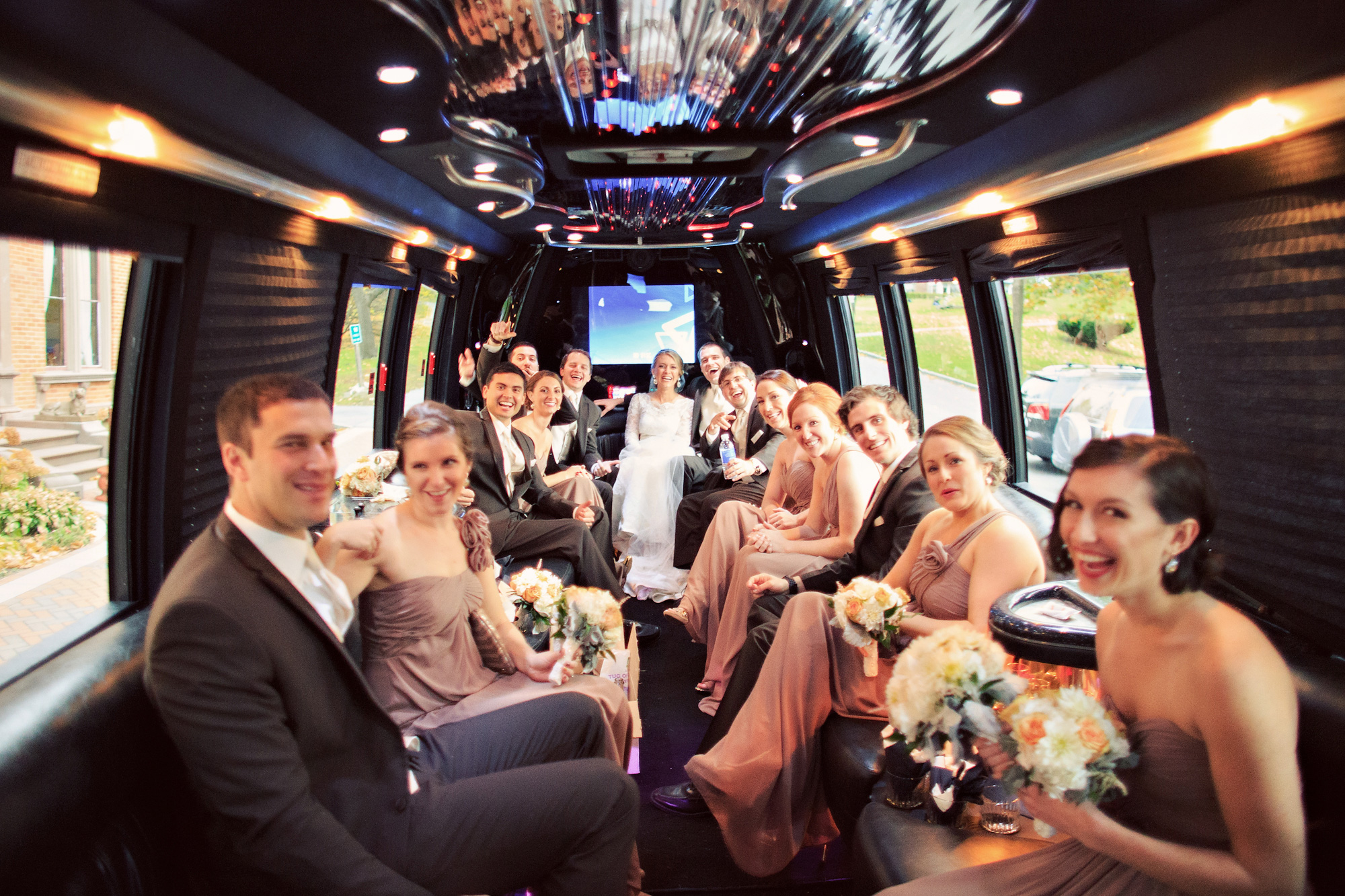 Ответы на 9 самых важных вопросов по аренде лимузина на свадьбу