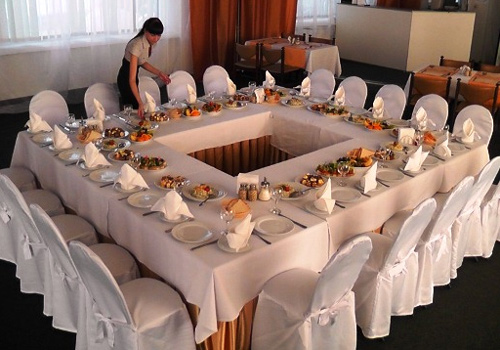 Как расставить столы на свадьбе — варианты расположения
