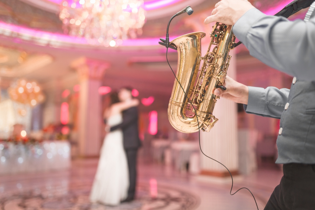 Музыка для свадьбы веселая. Саксофонист. Музыканты на свадьбе. Музыкальное сопровождение на свадьбу. Саксофон на свадьбе.
