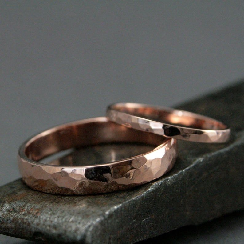 Из какого материала должны быть кольца: варианты обручальных колец из двух металлов