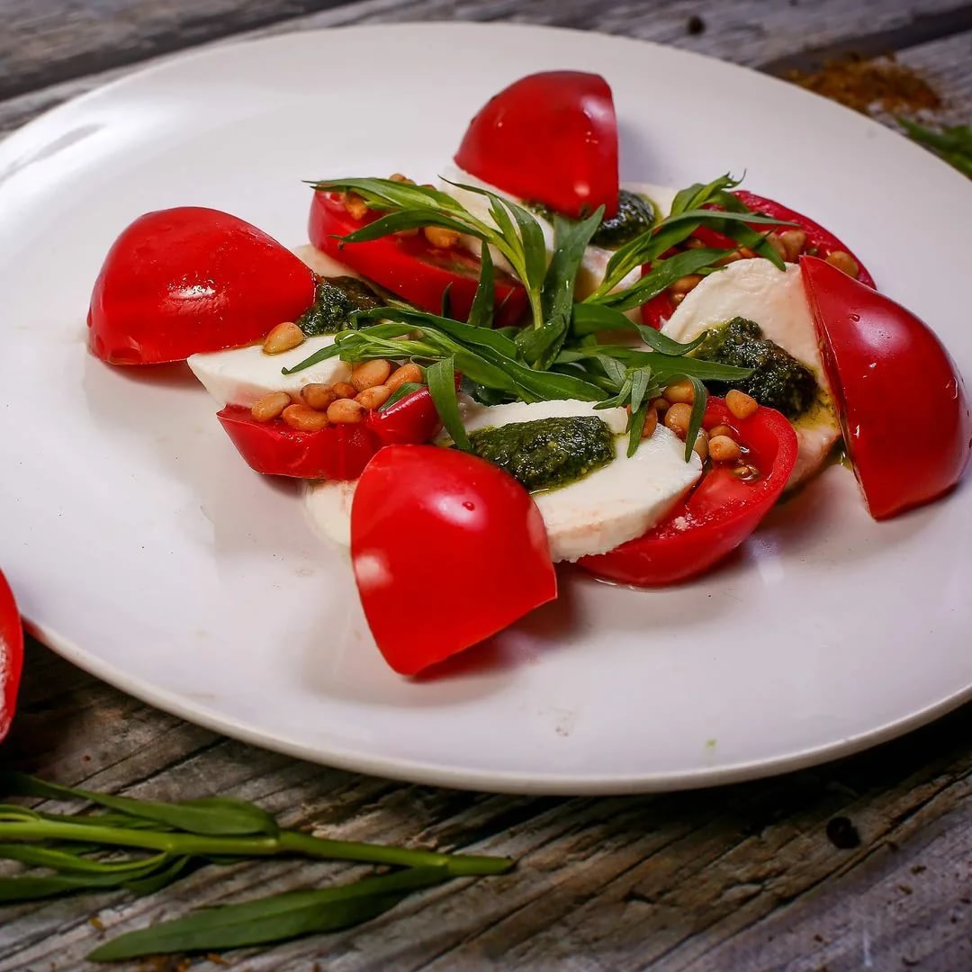 Салат капрезе: моцарелла с помидорами | рецепт с фото