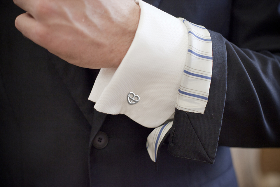 Как правильно одевать мужские запонки на рубашку: пошаговая инструкция