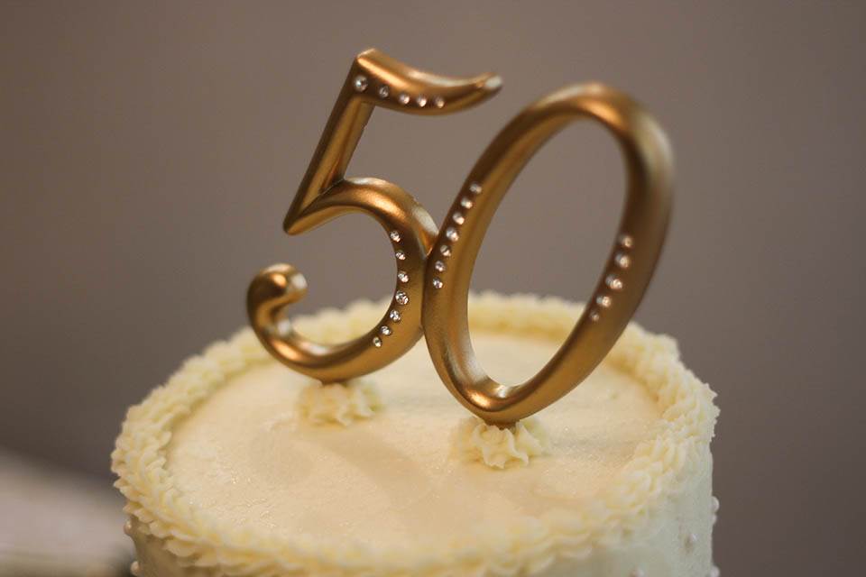 Золотая  свадьба: сколько лет, что подарить? годовщина свадьбы (50 лет совместной жизни): какая свадьба?