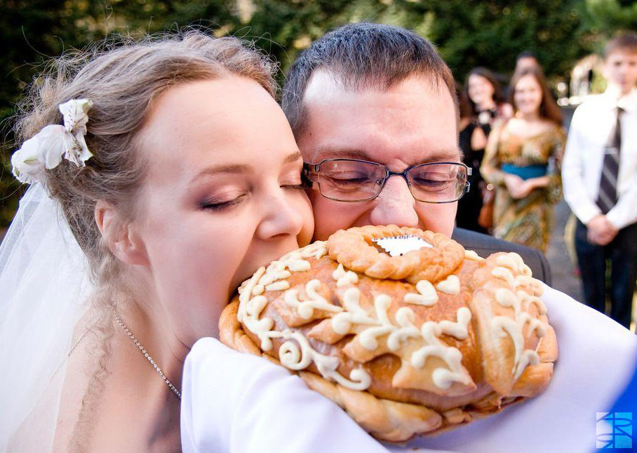 Каравай на свадьбу: всё про обычаи и традиции, связанные со свадебным хлебом, каким он должен быть, приметы и суеверия, что такое шишки