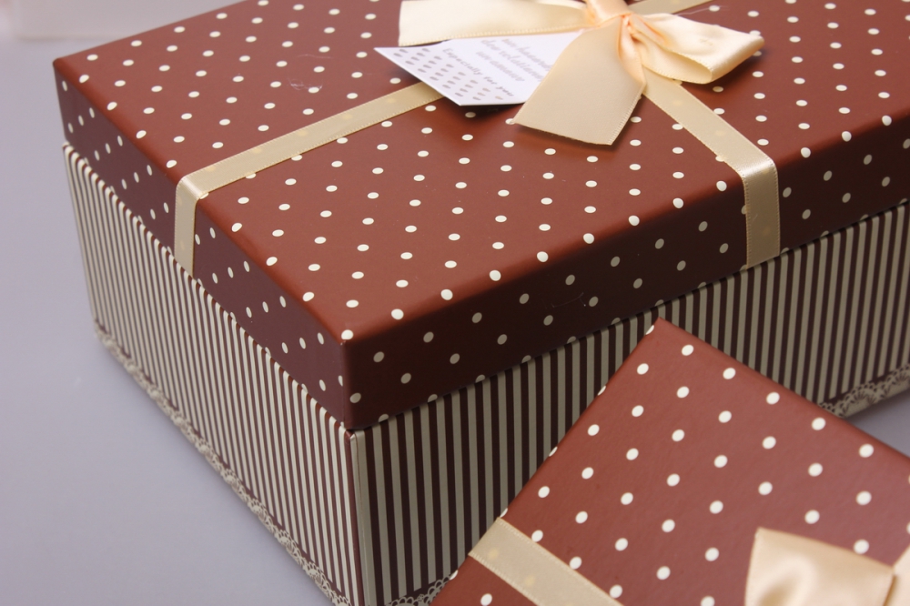 Как упаковать коробку в подарочную бумагу: 10 лучших вариантов