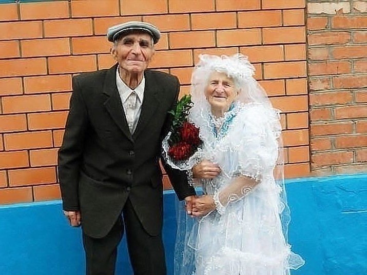 Платиновая свадьба (красная) – 100 лет совместной жизни