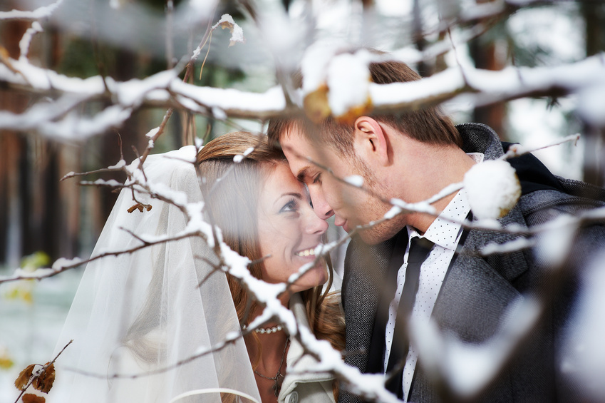 Зимняя свадебная фотосессия: что надеть, какой выбрать декор и стиль, интересные идеи для съемки