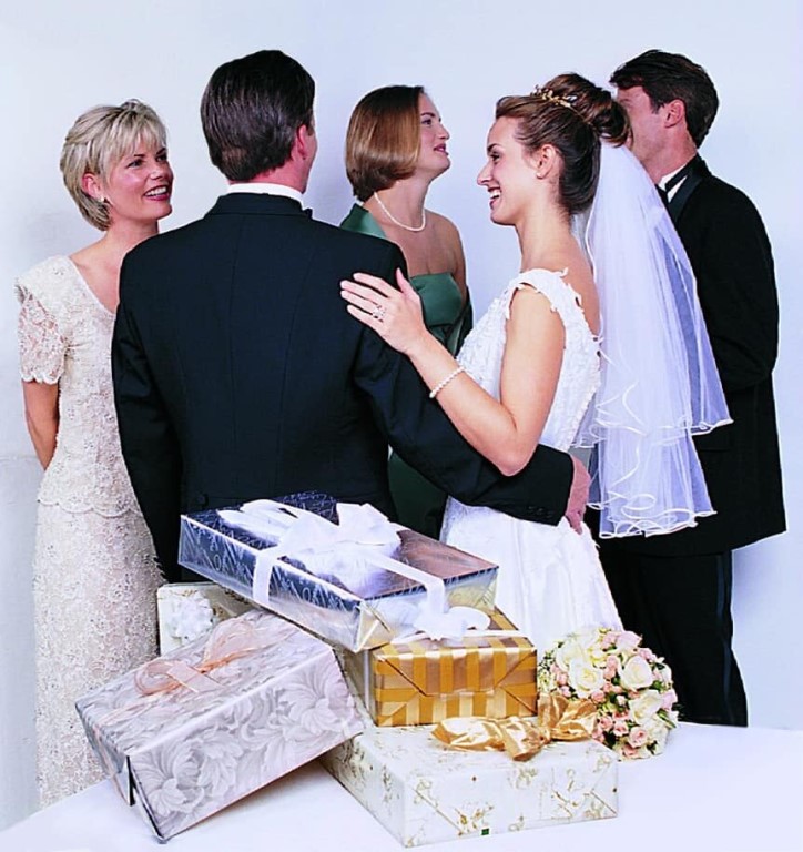 Недорогой подарок на свадьбу молодоженам: беспроигрышные варианты