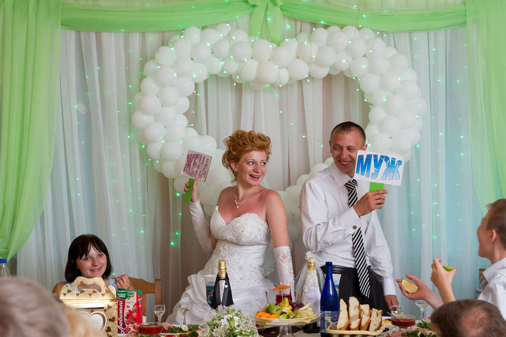 Прикольные конкурсы на свадьбу за столом — смех и веселье для гостей