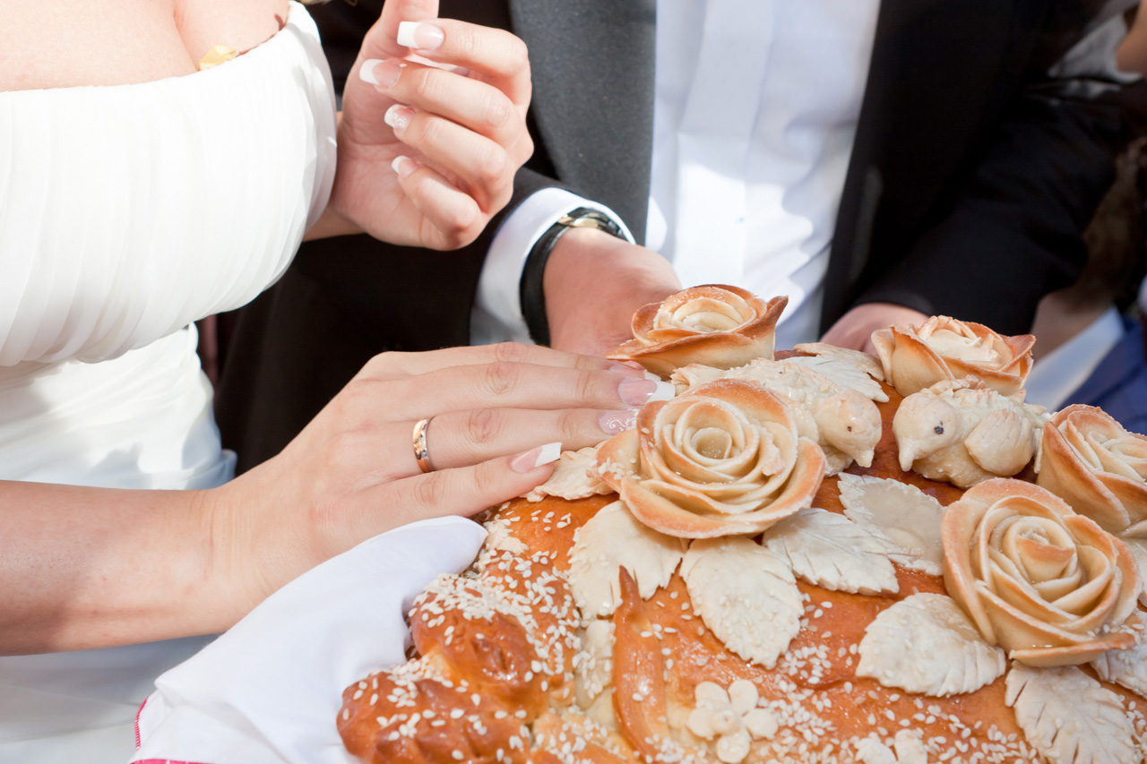 Каравай на свадьбу: приметы, традиции и рецепт изготовления свадебного хлеба