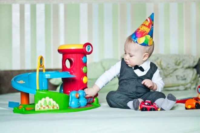 Что подарить своему ребенку на 1 год мальчику на день рождения