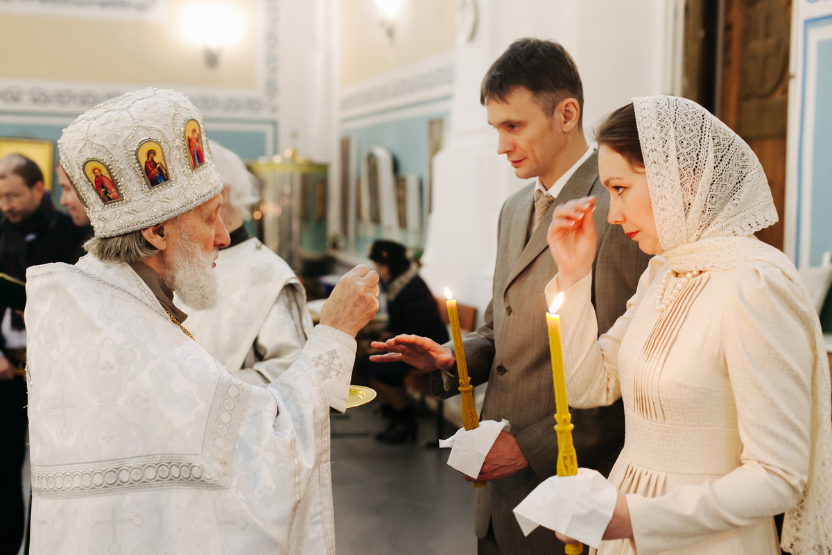 Фата для венчания: соблюдаем требования дресс-кода в церкви, выбираем популярные фасоны – капюшон, пиратка, вуалетка, собор, или шьем фату-мантилью самостоятельно