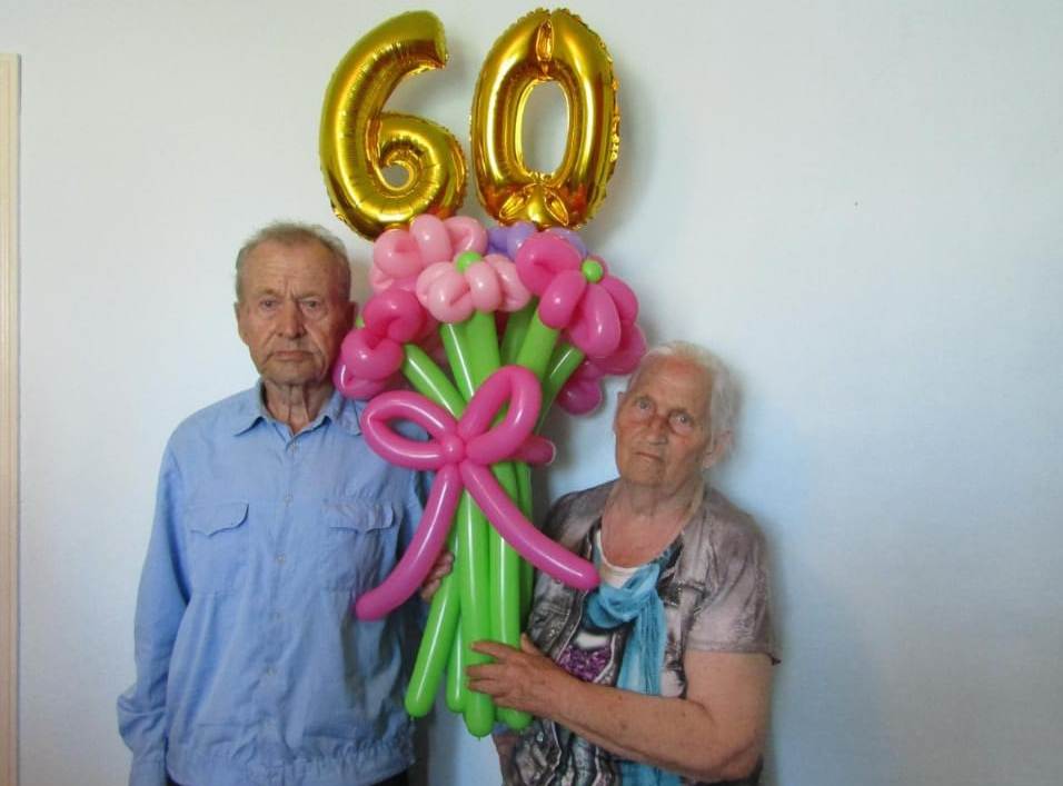 60 лет – какая свадьба и что можно подарить на эту блестящую годовщину