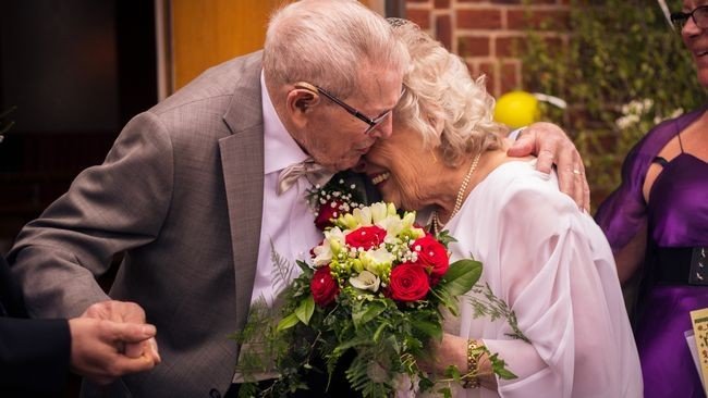 75 лет свадьбы - как поздравить и что подарить