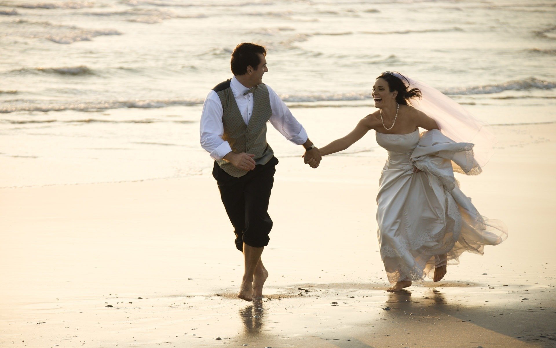 Танец мужа и жены. Свадьба на берегу моря. Счастливые отношения свадьба. Свадебные пары. Мужчина и женщина свадьба море.
