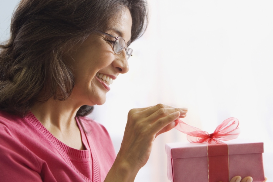 Каким подарком порадовать родителей мужа на новый год?
