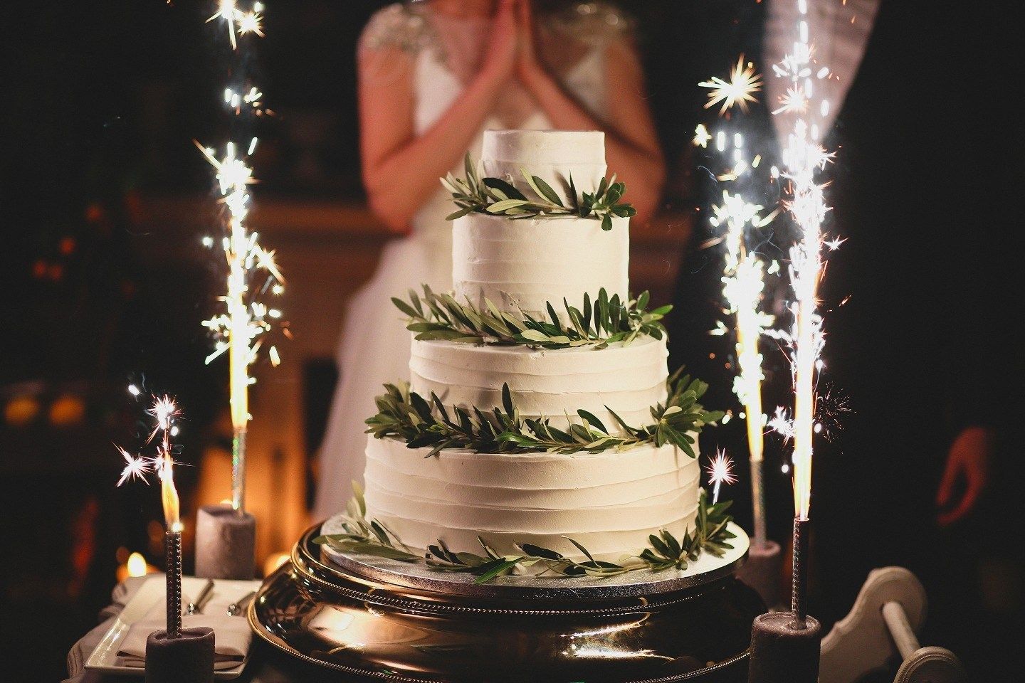 Свадебный торт своими руками: как сделать главное лакомство торжества в домашних условиях, простой мастер-класс для новичков, подбор и изготовление украшений