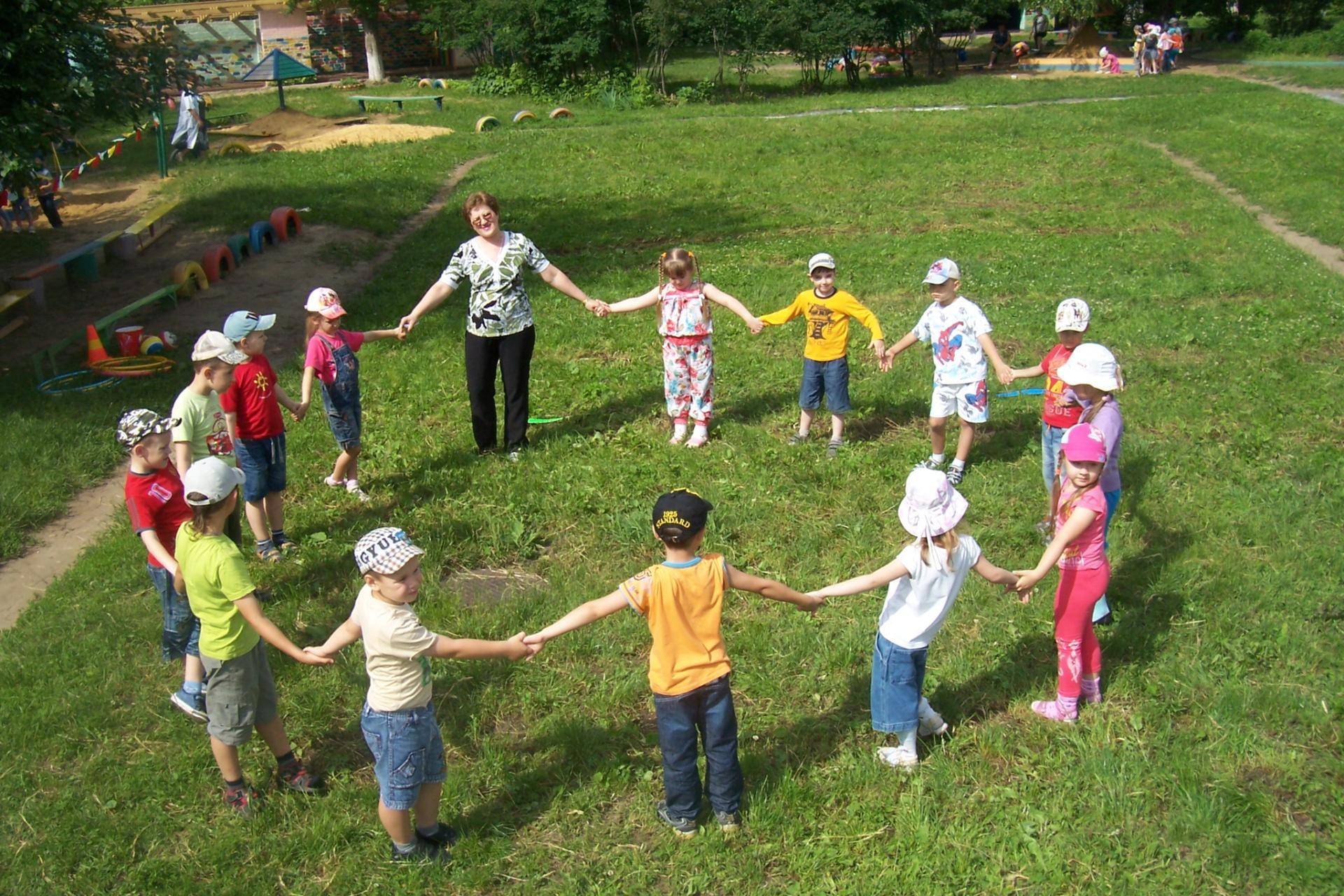 Игры в пришкольном летнем лагере на улице для начальной школы