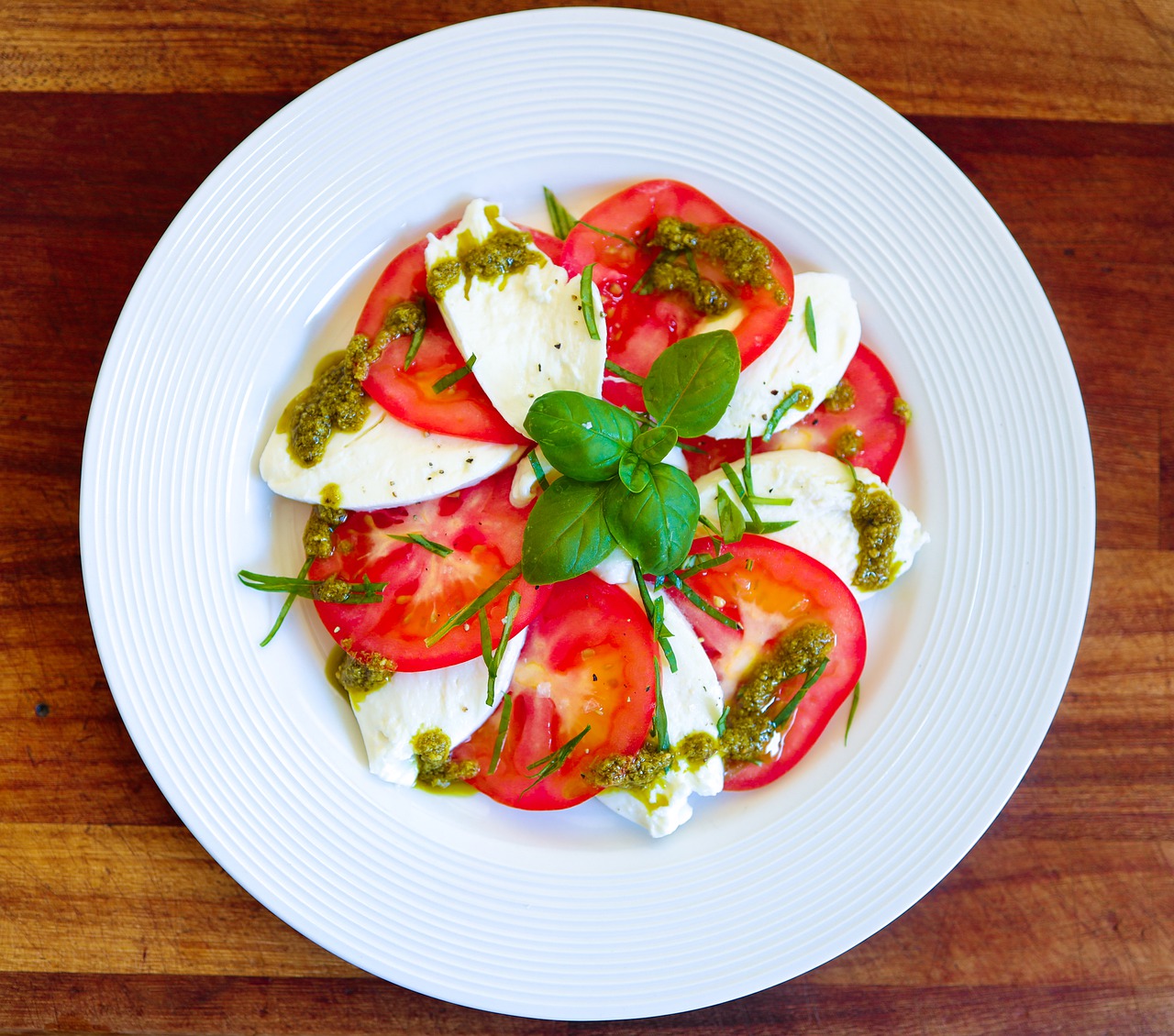 Итальянский салат с моцареллой и помидорами – капрезе — самый смак