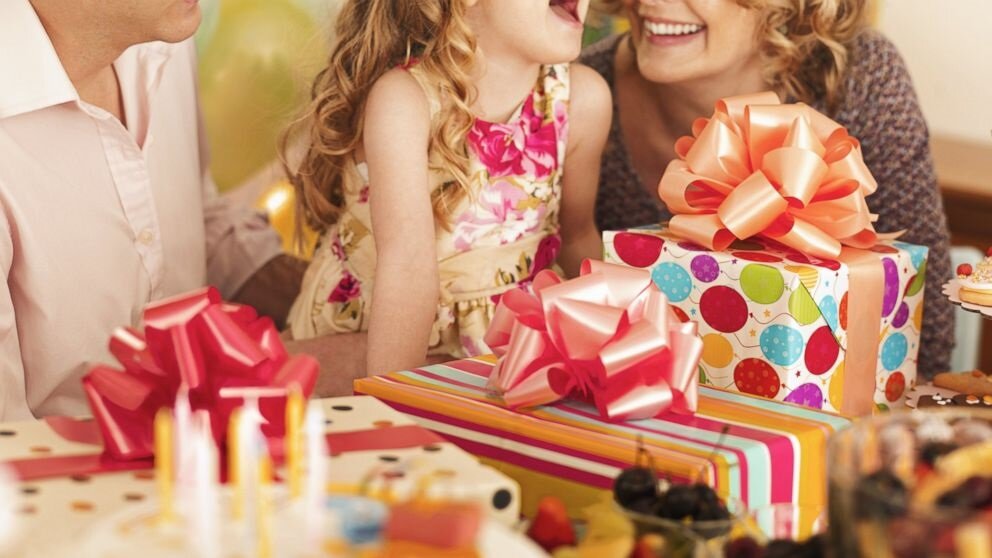 Топ 40 идей что подарить родителям на день рождения + 270 подарков и советов по выбору