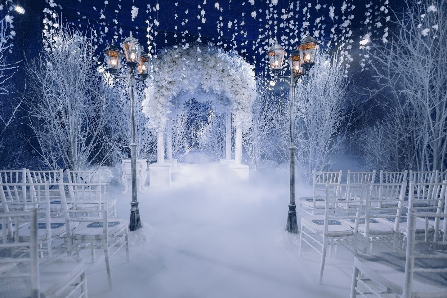Зимнее очарование: идеи декора, развлечений и кейтеринга для вечеринок с зимней тематикой