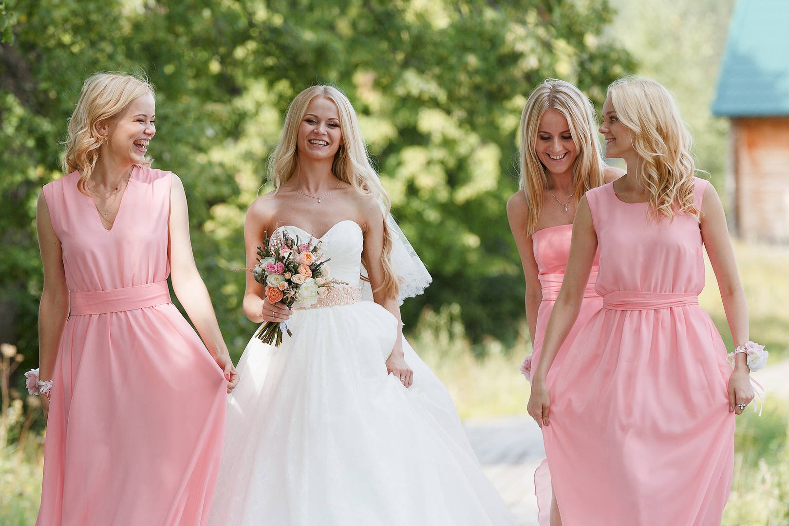 Критерии выбора платья на летнюю свадьбу в качестве гостя, полезные советы