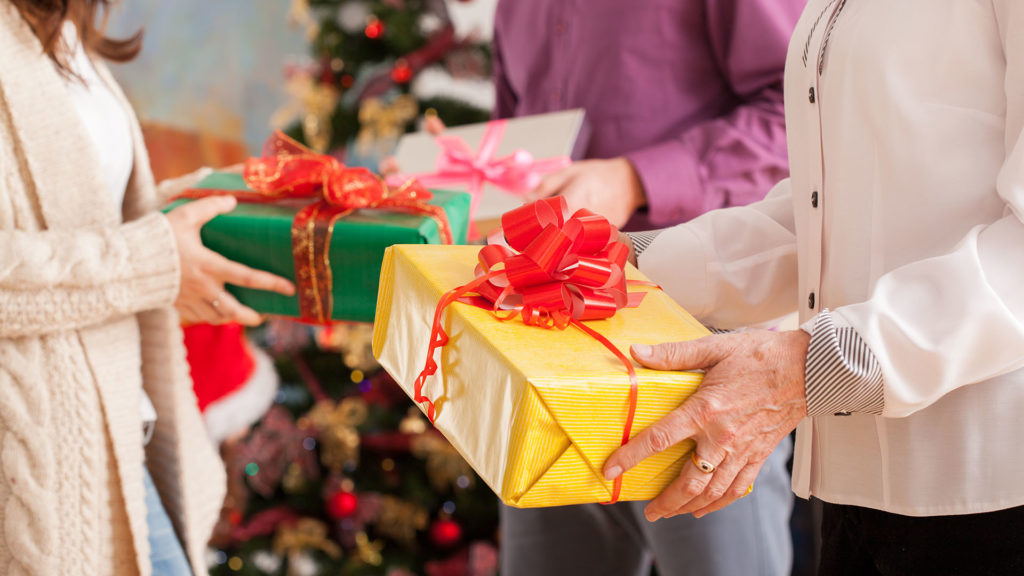 Топ-25 корпоративных подарков сотрудникам: новый год и рождество