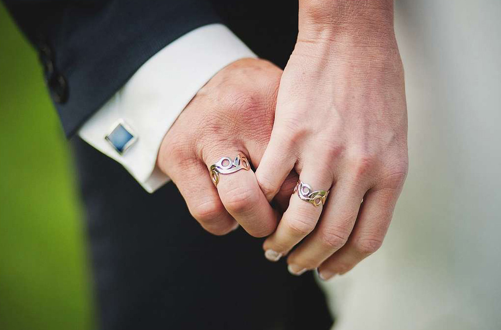 Кто покупает кольца на свадьбу? по традиции муж или вместе