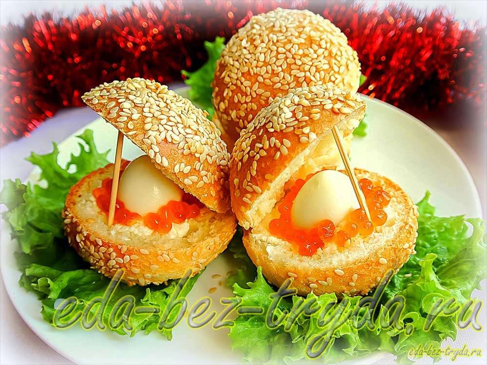 Бутерброды с красной икрой — вкусное и очень простое украшение любого праздничного стола
