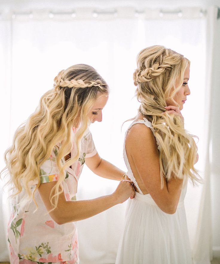 Прически на свадьбу для свидетельниц, мам невесты и жениха, для гостей: на короткие, средние и длинные волосы