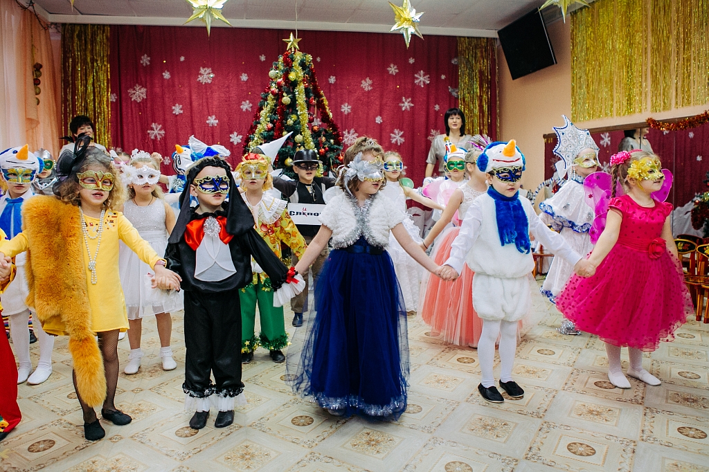 Игровой момент для новогоднего праздника детей "Дефиле сказочных героев"