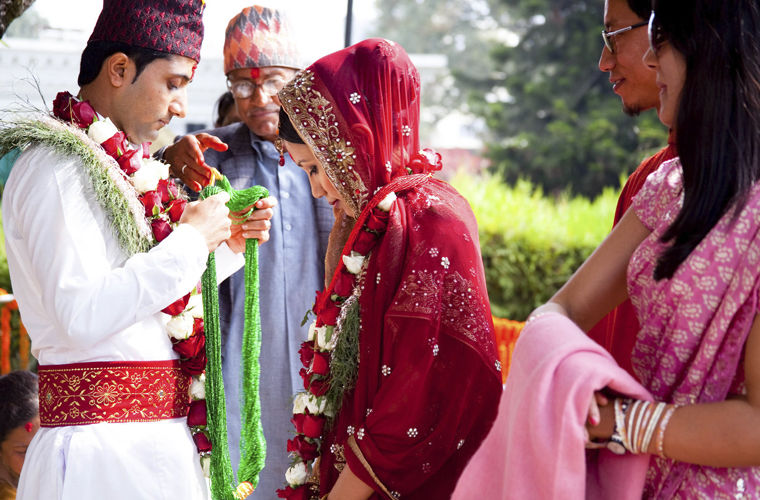 Как празднуют свадьбы в разных странах мира и какие наряды надевают невесты