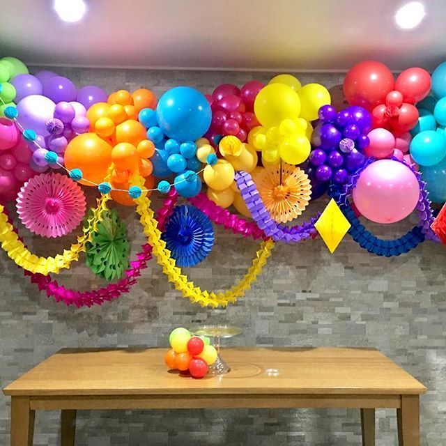 Оформление зала шарами: самые простые способы украшения | снова праздник!
