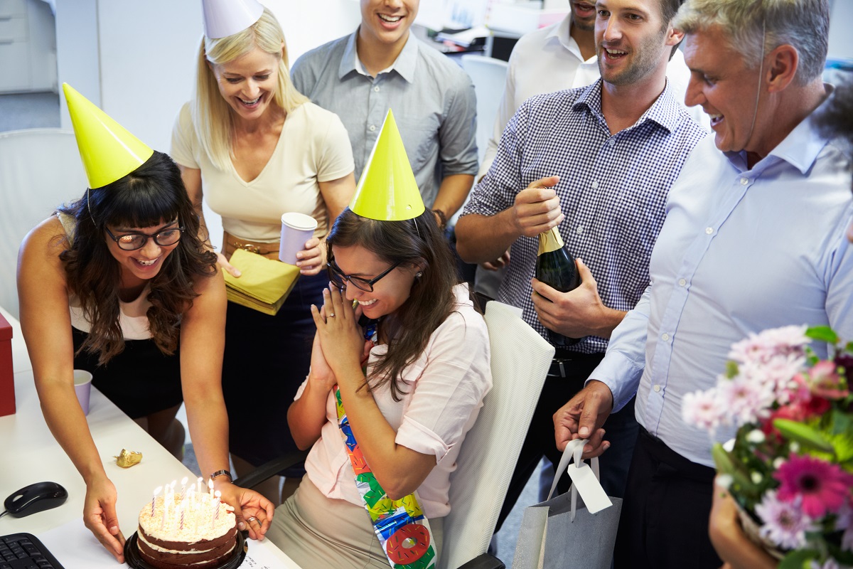 Чем угостить коллег в день рождения на работе в офисе - оригинально и бюджетно