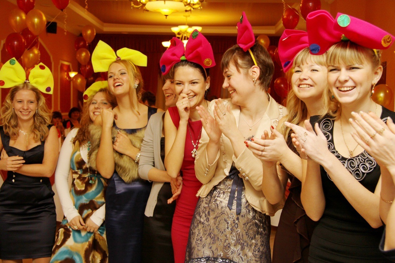 Сценарии корпоративов на 8 марта: создаем необыкновенный праздник для милых женщин!