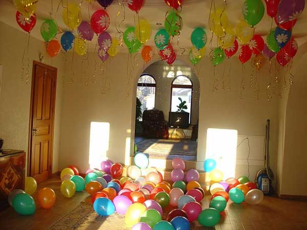 Как красиво украсить шариками комнату: идеи для вдохновения