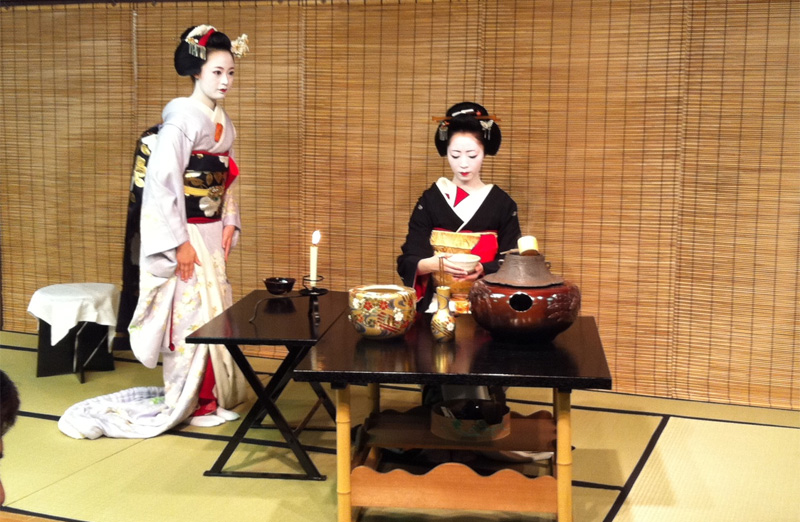 Костюмированное поздравление от "японки" на свадьбу или юбилей – вариант игровой и оригинальной подводки к танцу молодоженов или юбилярши с супругом