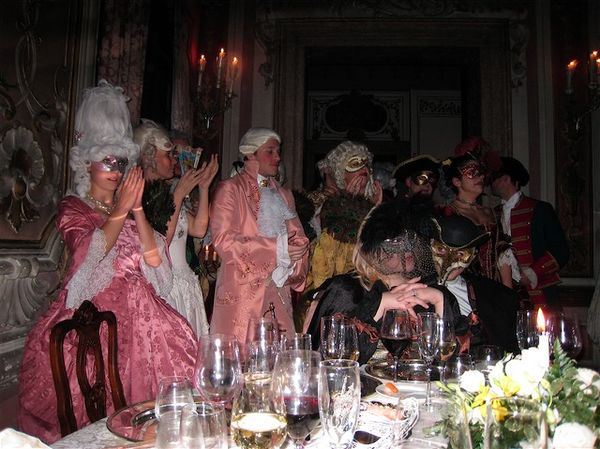 Поздравление в итальянском стиле прикол. костюмированное поздравление на юбилей женщины "иностранные послы с подарками". костюмированное поздравление с шуточными подарками