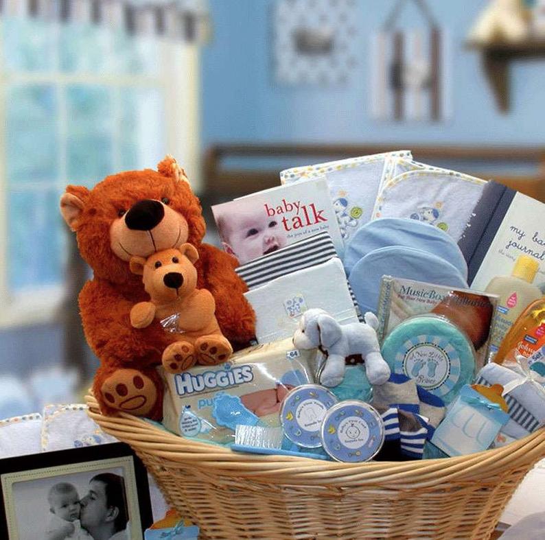 Оригинальные и практичные подарки новорожденным мальчикам: что можно подарить на рождение или на 1 месяц