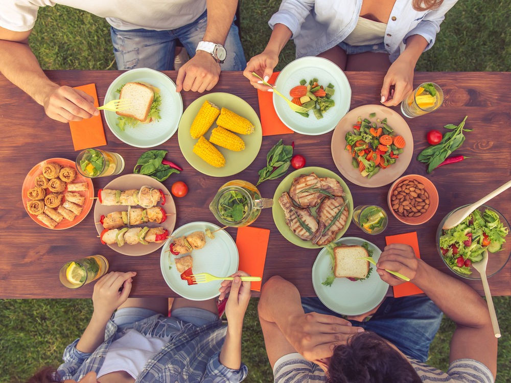Меню на пикник: 7 блюд, которые можно приготовить на природе – статья из рубрики "еда не дома" на food.ru