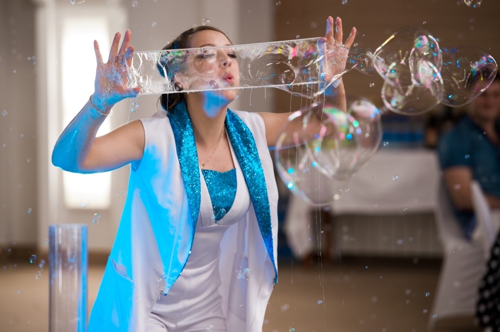 Как сделать шоу мыльных пузырей на детский праздник: рецепт раствора, пенная трубка для снежного шоу мыльных пузырей и другие приспособления для выдувания мыльных пузырей в домашних условиях. видео-об