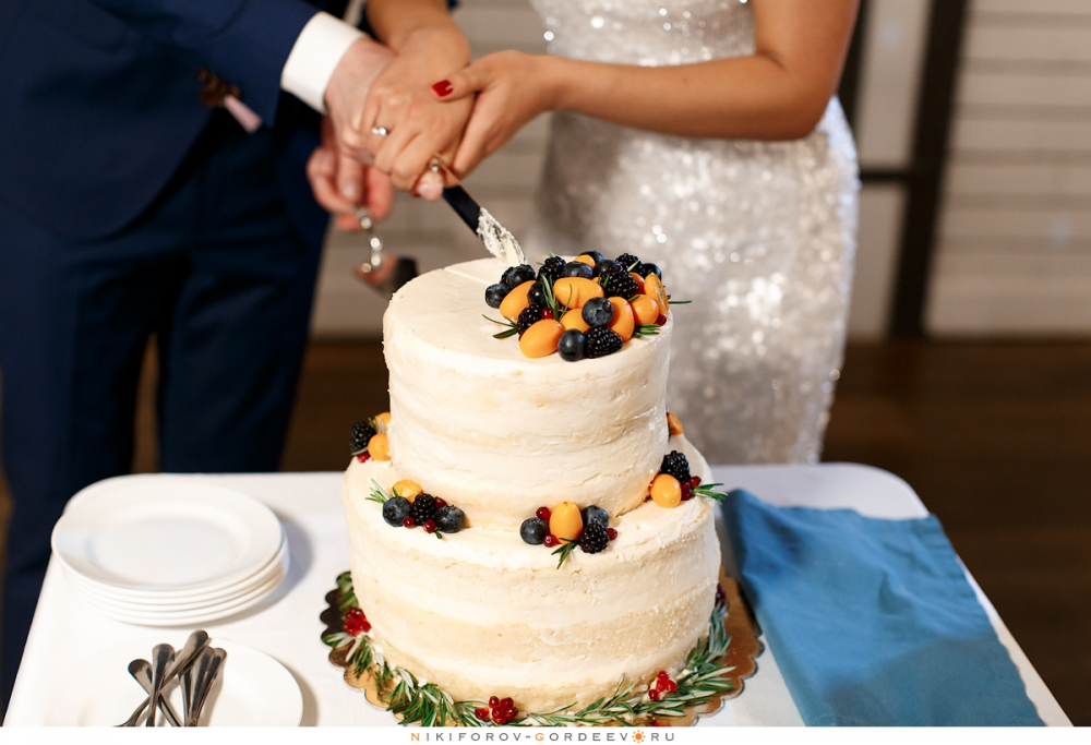 Свадебный торт с капкейками, является интересным вариантом оформления свадеб. он обязательно сделает торжество незабываемым, и станет непременным украшением стола и хорошим дополнением к общему оформлению праздника