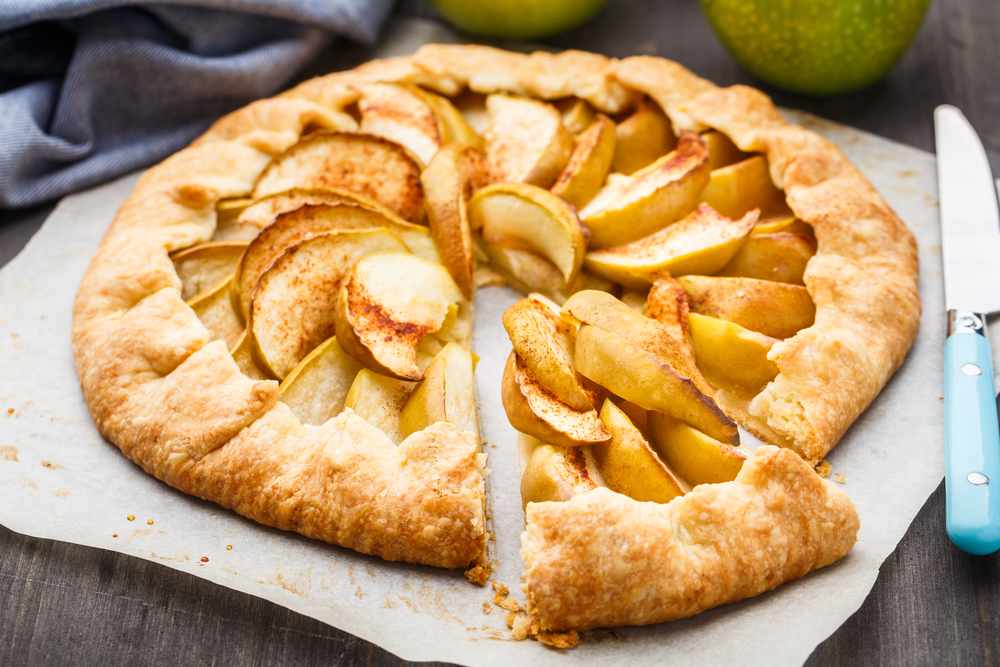 Яблочный пирог из слоеного теста: 10 удачных рецептов