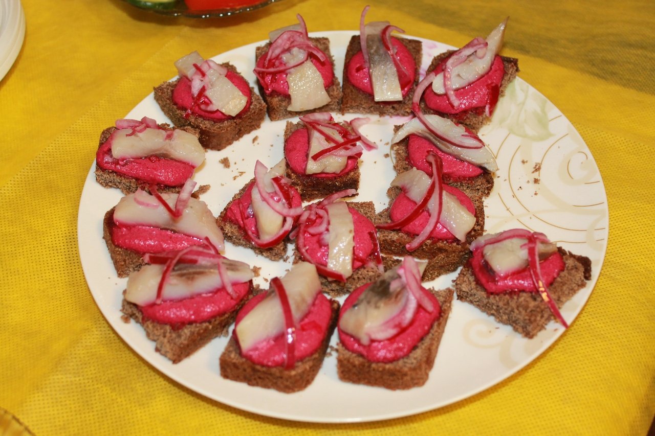 Канапе с селедкой и черным хлебом: рецепты с фото на праздничный стол