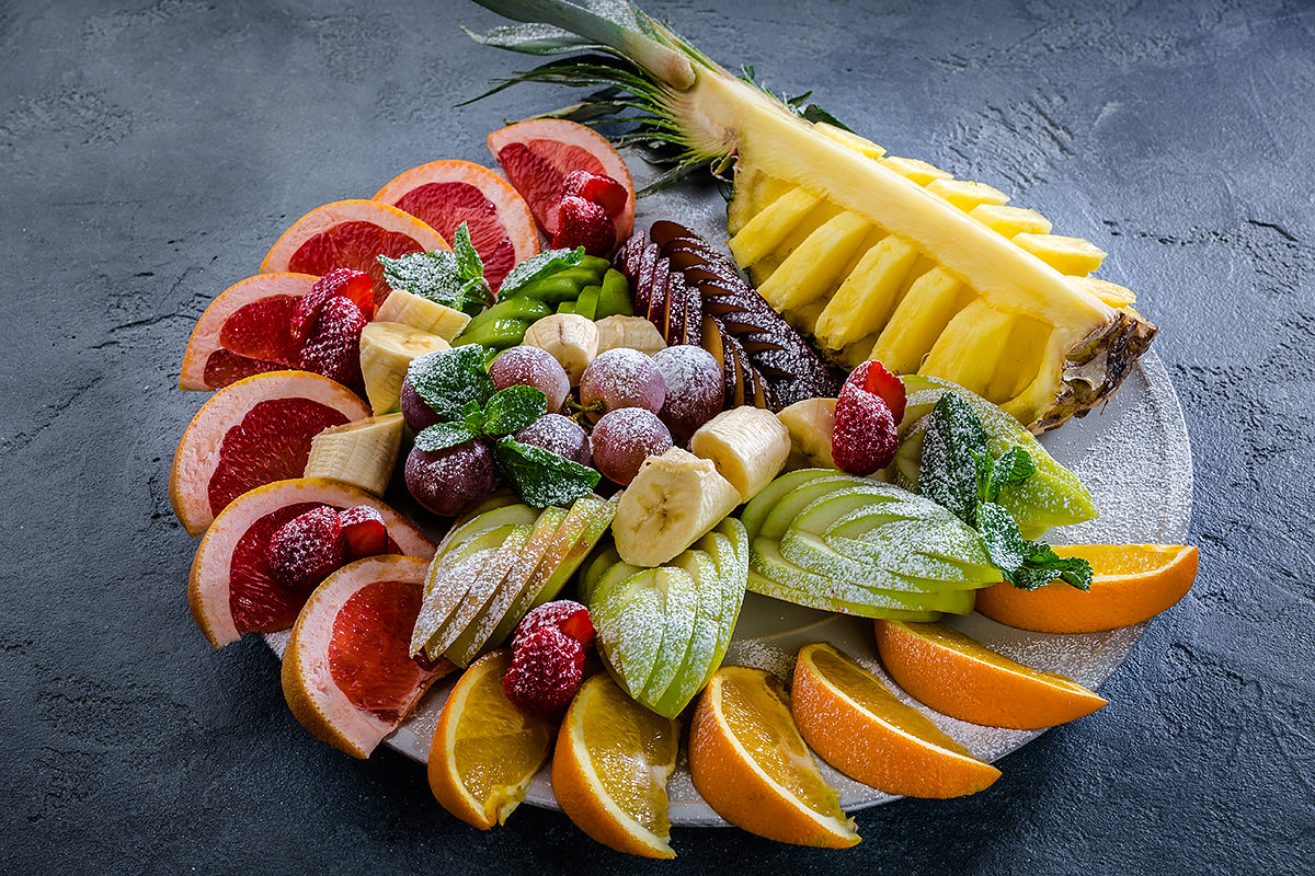 Как порезать фруктовую нарезку для праздничного стола по шагам